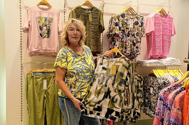 Gerade in der Modebranche wird die Saisonware zum Problem, denn die Lager sind noch voll mit der Winterware, wie hier im Modehaus Stocker.