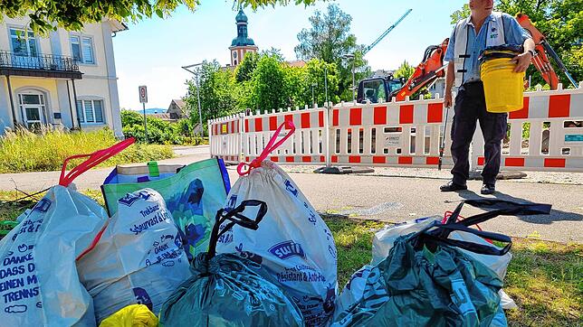 Ehrenamtliche Helfer der Klettgau-Cleaners haben wieder Müll gesammelt und Tiengen für den Schwyzertag herausgeputzt. Im Hintergrund ist ...
