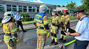 Die Löschgruppe aus Emmingen-Liptingen unter wachsamer Beobachtung der beiden Schiedsrichter aus Spaichingen beim Leistungswettbewerb ...