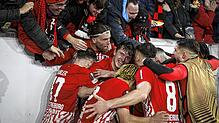 Großer Jubel bei den Breisgauern. Nach dem fulminanten Sieg gegen Lens haben sie nun wieder die Bundesliga im Blick.