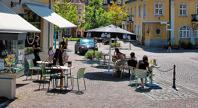 Im Sommer 2023 konnte Vanessa Lehmann die beiden Parkplätze für ihre Bestuhlung nutzen. Die Stadtverwaltung prüft nun eine angebliche, ...