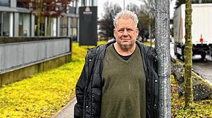 Direktkandidat Thomas Schalski (Freie Wähler) in Friedrichshafen. Er ärgert sich über mutwillig zerstörte und beschmierte Wahlplakate.
