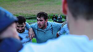 Sascha Waldvogel (Mitte) und der FC Neustadt jubeln über drei Punkte im Abstiegskampf.