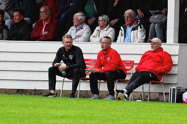 Bild 18: FC Pfaffenweiler feiert nach 2:1-Erfolg Relegationsplatz. Wir waren mit der Kamera dabei.