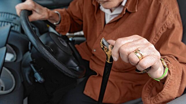 Mit dem Alter steigt die Gefahr beim Autofahren. Entsprechend bieten Landkreise seit einigen Jahren Anreize für Senioren, wenn diese ...