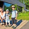 Lenka Wirth bringt ihre beiden Söhne Ivo und Mick zur erweiterten Notbetreuung in den Leimbacher Kindergarten.