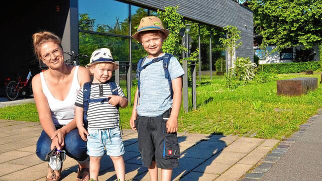 Lenka Wirth bringt ihre beiden Söhne Ivo und Mick zur erweiterten Notbetreuung in den Leimbacher Kindergarten.