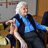 Die 106-jährige Frieda Feistkorn (rechts) wird für ihre Corona-Impfung von Ärztin Birgit Kloos vorbereitet. Landrat Zeno Danner leistet ...