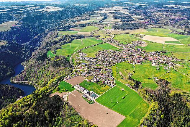 Ein Luftbild von Berau mit dem Witznau Stausee (links).