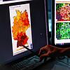 Ein Mitarbeiter des Deutschen Wetterdienst zeigt auf eine Waldbrandgefahrenindexkarte auf einem Computermonitor. Der Deutsche ...