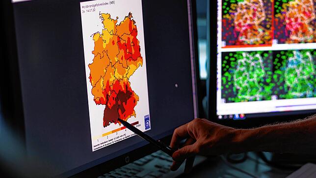 Ein Mitarbeiter des Deutschen Wetterdienst zeigt auf eine Waldbrandgefahrenindexkarte auf einem Computermonitor. Der Deutsche ...