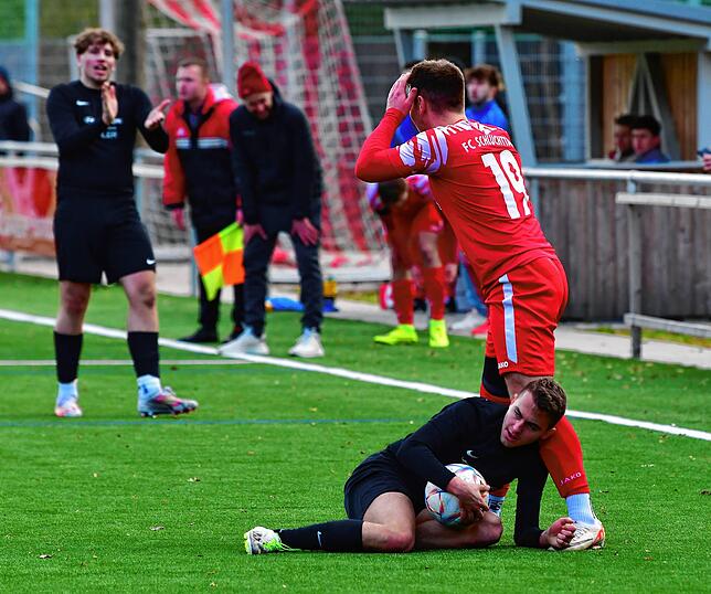 Was soll das? Nicht nur in dieser Szene haderten Nico Reichardt (Nr. 18, mit Valentino Colella) und der FC Schlüchttal mit dem ...