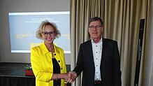 Stefanie Netzhammer wird von Schulamtsdirektor Rudolf Schick offiziell in ihr Amt als neue Rektorin der Gemeinschaftsschule Albbruck ...