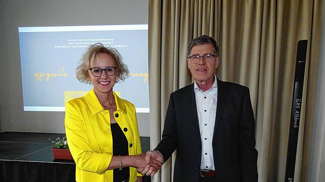 Stefanie Netzhammer wird von Schulamtsdirektor Rudolf Schick offiziell in ihr Amt als neue Rektorin der Gemeinschaftsschule Albbruck ...