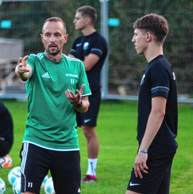 Fußball-Lehrer: Pädagoge René Grabe (links) hat als Cheftrainer beim SV Rheintal einen guten Draht zu den jungen Spielern.