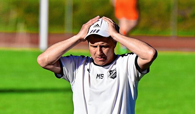 Enttäuschter Trainer Michael Schwald (FC Zell): „Irgendwann musste das Ende der Serie ja mal kommen. Nun konzentrieren wir uns aufs ...