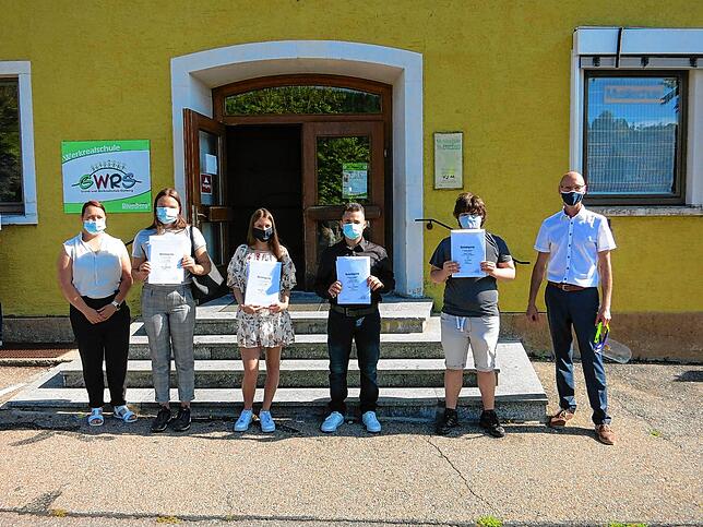 Diese Schülerinnen und Schüler der Werkrealschule, die den Hauptschulabschluss ablegten, erhielten Lobe und Preise. Unser Bild zeigt sie ...