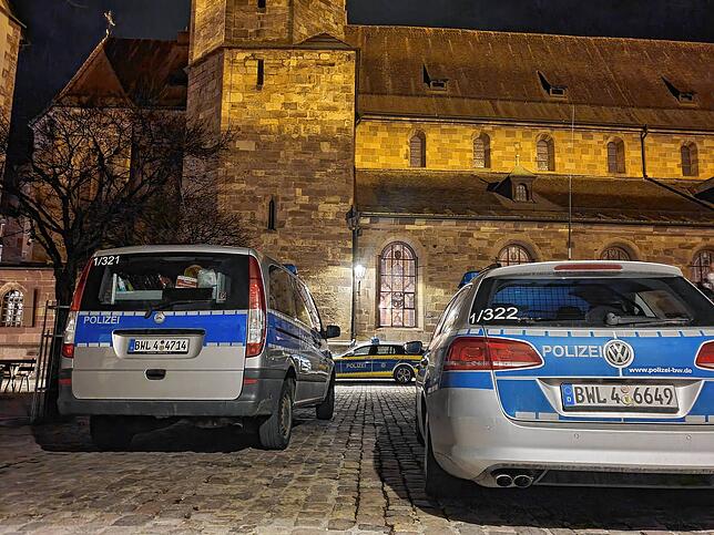 Die Polizei zeigt am 3. Januar 2022 Präsenz. Die Auflagen werden jedoch nur teilweise durchgesetzt.