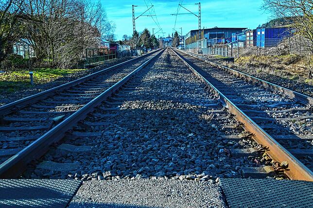Der Bahnübergang Gsod mit Blickrichtung St. Georgen. Von hier aus wurde das Auto etwa 80 Meter weit mitgeschleift.