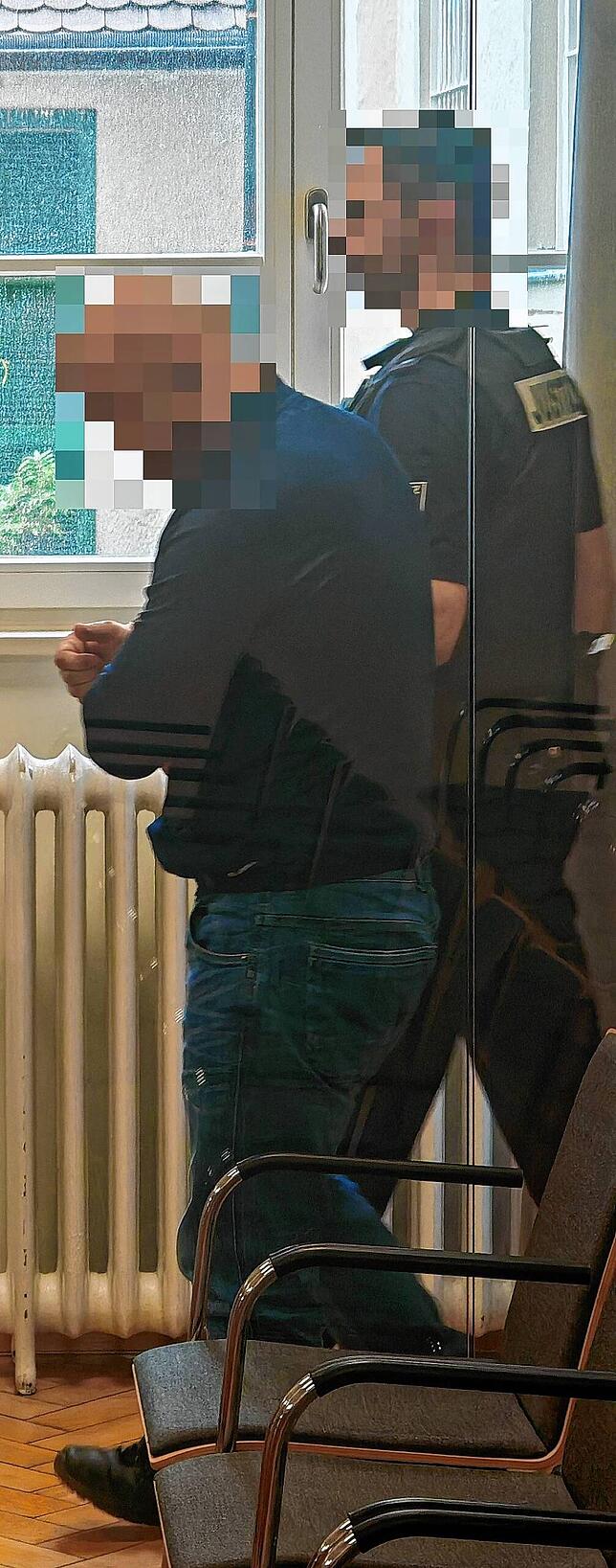 Der Prozessbeginn verzögerte sich etwas. Alle vier Männer sitzen hinter Gittern und wurdne aus verschiedenen Haftanstalen vorgeführt.