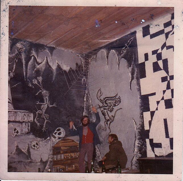 Das Bild zeigt Josef Walz (stehend) in den Räumen des Jugendclubs "Athene" im Meßkircher Schloss. Wer die Wandbilder geschaffen hat, ist ...
