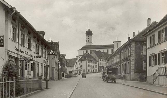 Während des Zweiten Weltkriegs hieß die Goethestraße Adolf-Hitler Straße. In vielen Städten wurden Straßen nach NS-Größen umbenannt. Die ...