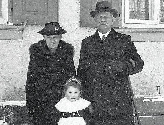 Die kleine Dora Hajduk &ndash; damals Engesser &ndash; mit ihren Großeltern.