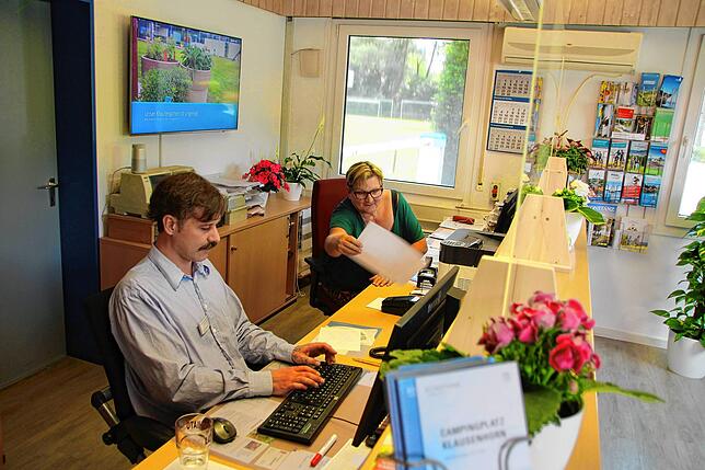 Ingrid Schnell und Daniel Schreiber arbeiten an der Rezeption des Campingplatzes Klausenhorn. Der Platz ist zu 95 Prozent ausgebucht.