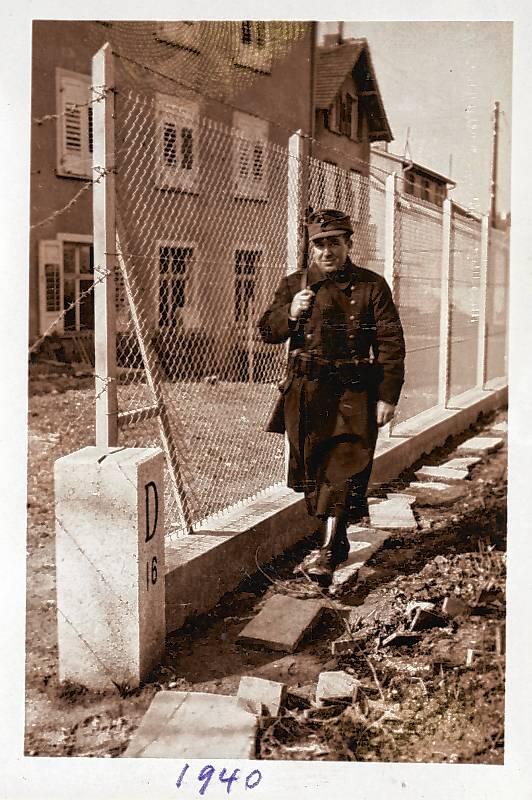 Ein deutscher Soldat, der den Grenzzaun zwischen Konstanz und Kreuzlingen bewacht: von solchen Grenzwächtern wurde Elser geschnappt.