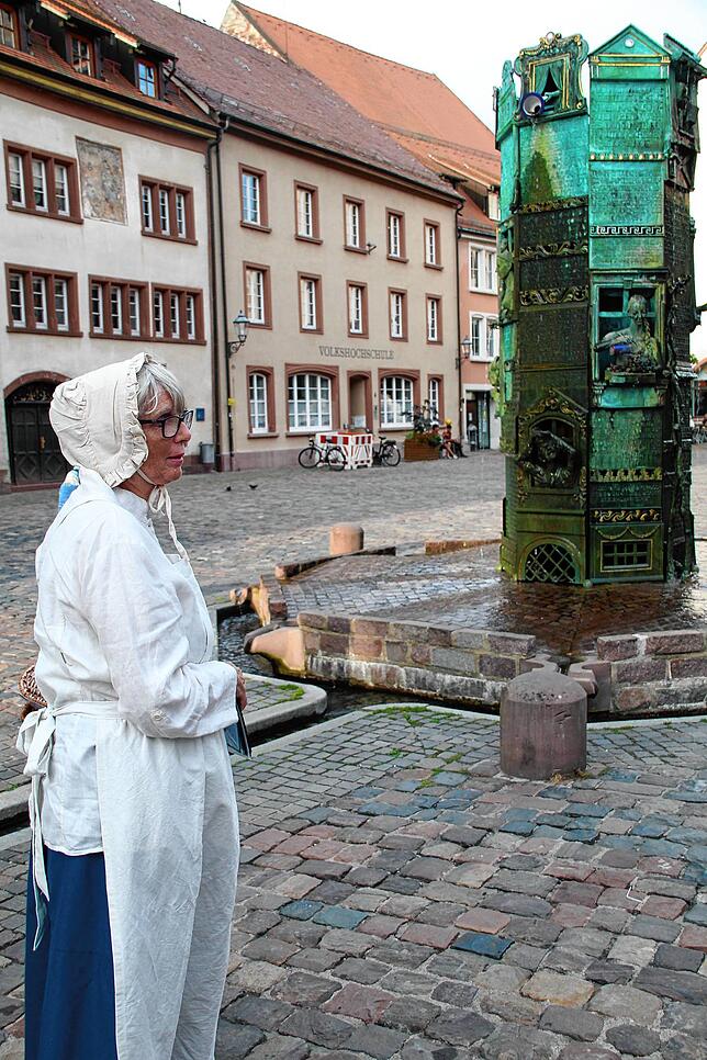 Auf die Rattenfiguren am Fuße des Münsterbrunnens weist Stadtführerin Barbara Bouyer hin. 1349 haben die Tiere die Pest übertragen, ein ...