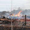 Bilder wie diese schockierten am Donnerstag die Welt: Flammen und Rauch steigen aus den Trümmern eines Privathauses in der Nähe von Kiew ...