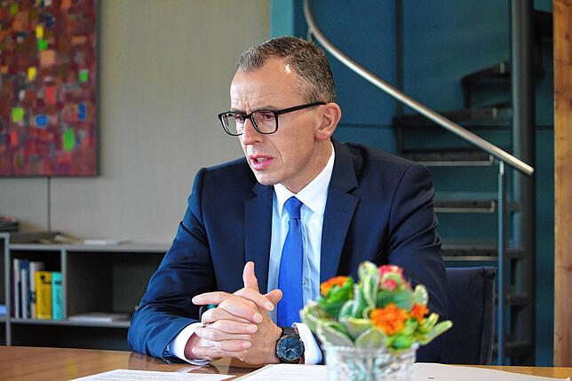 „Wir müssen viel mehr Leute in die Arbeitswelt bringen“, sagt Landrat Sven Hinterseh mit Blick auf die gestiegenen ...