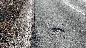 Vom Winter gezeichnet: Tiefe Schlaglöcher sind derzeit auf der gesamten Strecke zwischen Nusplingen und dem Hardthof zu finden. Bild: ...