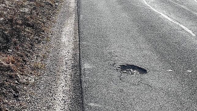 Vom Winter gezeichnet: Tiefe Schlaglöcher sind derzeit auf der gesamten Strecke zwischen Nusplingen und dem Hardthof zu finden. Bild: ...