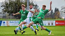 Nicht zu halten: Sascha Strazzeri (Mitte) setzt sich beim 4:1-Sieg des SV Herten gegen Aufsteiger SV Waldhaus gegen Robin Rüd (links) ...