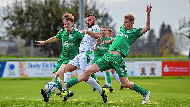 Nicht zu halten: Sascha Strazzeri (Mitte) setzt sich beim 4:1-Sieg des SV Herten gegen Aufsteiger SV Waldhaus gegen Robin Rüd (links) ...