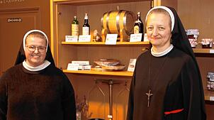 Priorin Schwester Daniela (links) und Schwester Klara zeigen im kleinen Klosterladen, welche Produkte die Schwestern nach alten Rezepten ...