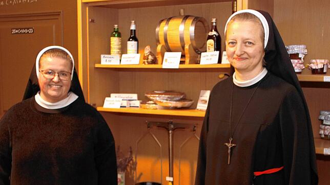 Priorin Schwester Daniela (links) und Schwester Klara zeigen im kleinen Klosterladen, welche Produkte die Schwestern nach alten Rezepten ...