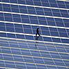 Ein Techniker läuft über die Dach-Solaranlage des Alpincenters in Wittenburg in Mecklenburg-Vorpommern. Derartigen Anlagen drohen jetzt ...