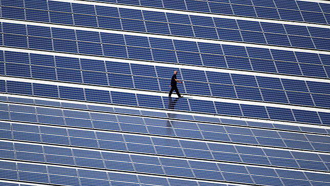 Ein Techniker läuft über die Dach-Solaranlage des Alpincenters in Wittenburg in Mecklenburg-Vorpommern. Derartigen Anlagen drohen jetzt ...