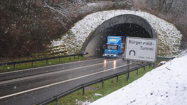 Der Bürgerwaldtunnel muss technisch nachgerüstet werden, unter anderem bekommt er zusätzliche Fluchtstollen.