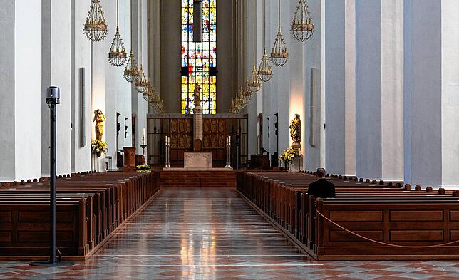 Ein Mann sitzt am 25.04.2021 auf einer Kirchenbank in der Frauenkirche in München. Demnächst sollen in Gottesdiensten alle liebenden ...