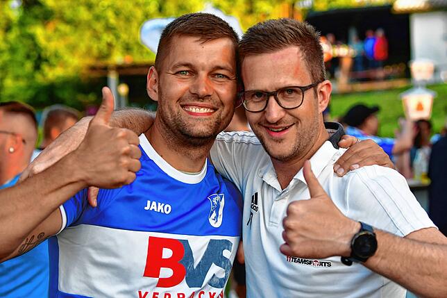 Geschafft: Waldemar Stubert (links), selbst vor zwei Jahrzehnten für den FC Erzingen in der Landesliga am Ball, feiert mit dem ...
