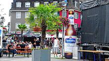 Direkt neben der Bühne stand die aufblasbare Bierflasche (hier eine aktuelle Aufnahme vom Samstag). Am Sonntagmorgen war sie weg.