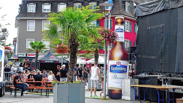 Direkt neben der Bühne stand die aufblasbare Bierflasche (hier eine aktuelle Aufnahme vom Samstag). Am Sonntagmorgen war sie weg.