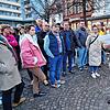 Gewerbevereinsvorsitzender Stefan Baur (rechts) erläutert am Mittwochabend das Positionspapier des Gewerbevereins zum neuen ...