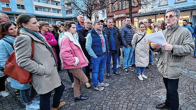 Gewerbevereinsvorsitzender Stefan Baur (rechts) erläutert am Mittwochabend das Positionspapier des Gewerbevereins zum neuen ...