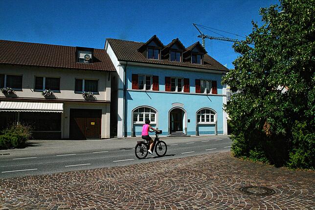 Das alte Rathaus steht mitten an der Ortsdurchfahrt