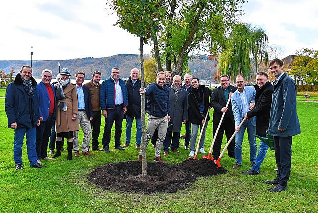 Die Bürgermeister pflanzen im Schlösslepark in Ludwigshafen eine Bürgermeister-Eiche für Matthias Weckbach (Mitte).