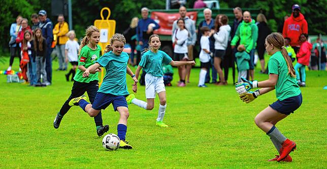 Bild 3: Beim großen Fußballturnier der Radolfzeller Grundschüler zeigen die Nachwuchskicker ihr Talent